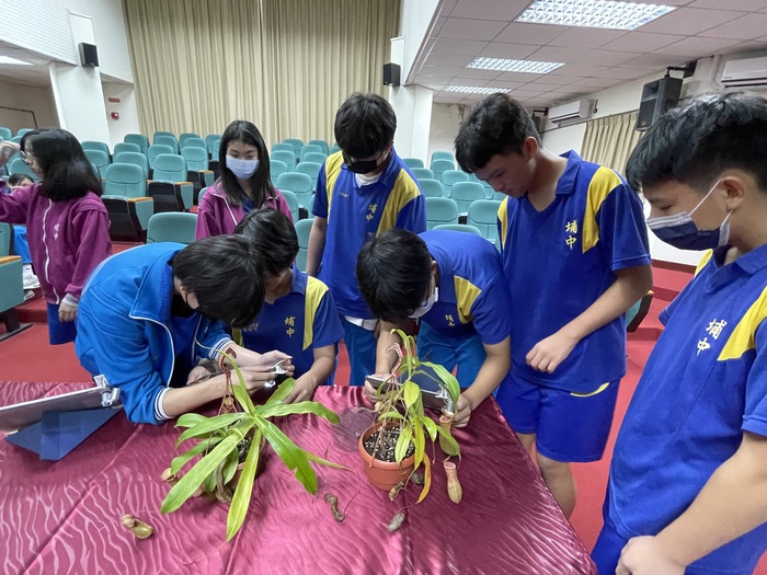 運用外接顯微鏡頭及數位載具觀察微細構造